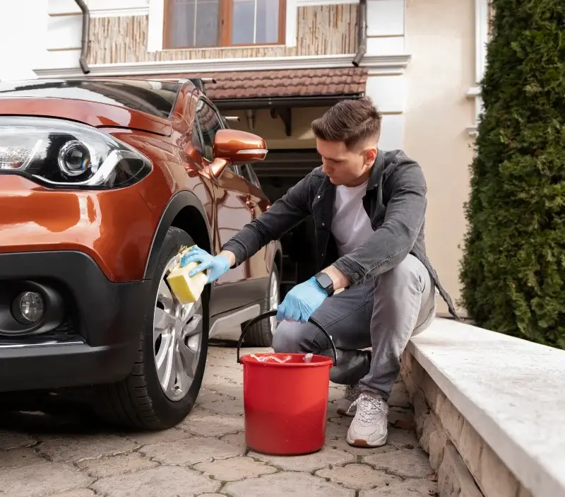 Lavage auto à domicile Fresnoy-en-Thelle : professionnel intervenant sur un véhicule
